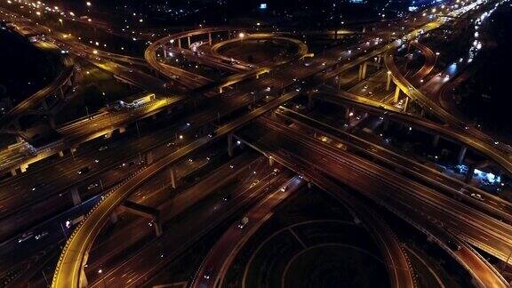 高速公路在大城市高速公路进入城市蓝色灯光图片由无人机俯视图