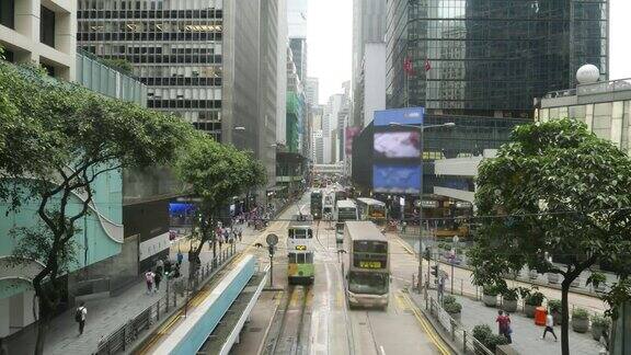 香港市区街道上繁忙的交通和现代化的建筑物