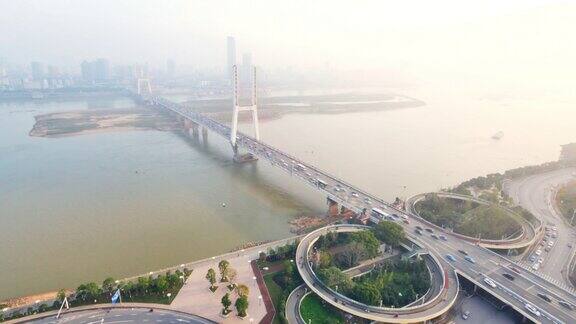 清晨河上的现代桥