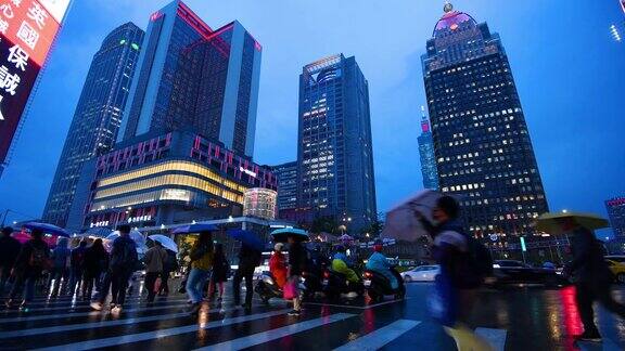 傍晚通勤者在台北大雨倾盆到处都是摩托车典型的场景