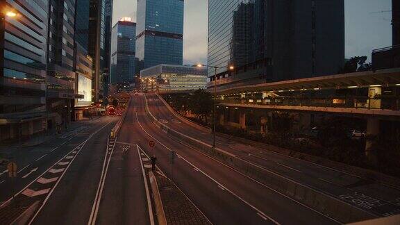 4kDci分辨率交通道路的时间推移中国香港市中心的现代商业大厦城市景观日落
