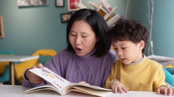 母亲和儿子在客厅里看书