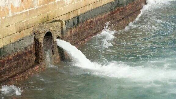 从排水隧道流出的水