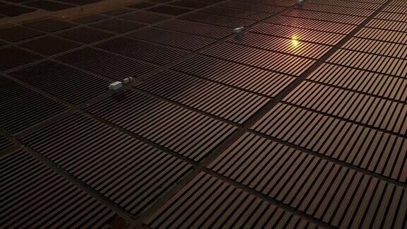 日出时剪影太阳能农场