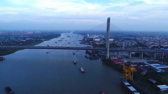 日落时的闵浦大桥实时鸟瞰图上海中国