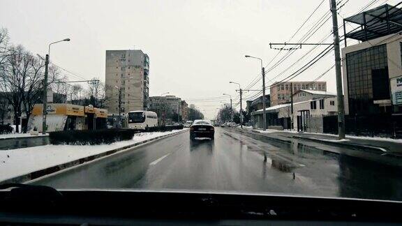 一场大雪过后汽车载着雪行驶在城市道路上