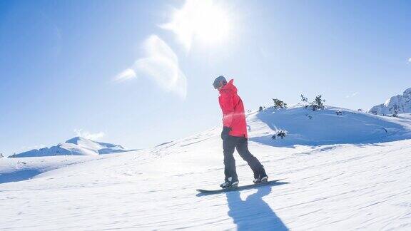 一个男人在一个滑雪胜地享受他的寒假滑雪