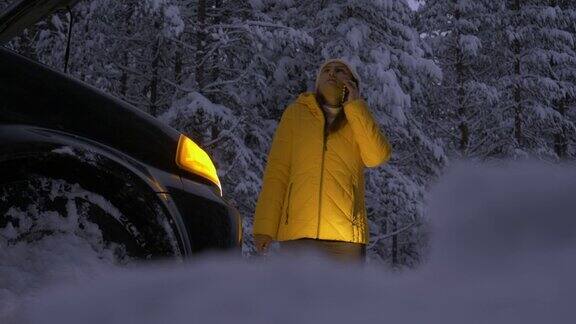 汽车在第一场雪中抛锚了紧急照明设备在恶劣的天气下汽车会在偏僻的地方抛锚汽车保险一个女人在路上