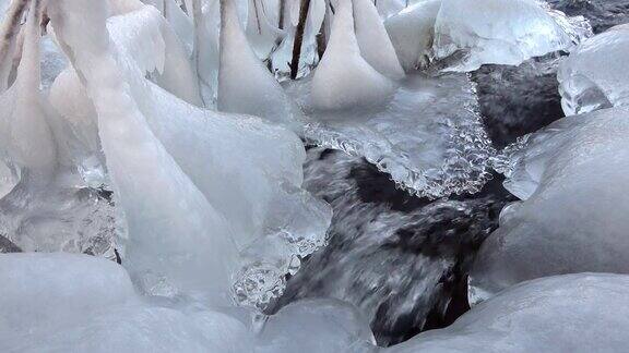冬季小溪的自然冰形成冰钟冰车埃尔萨瓦小溪自然奇观4K