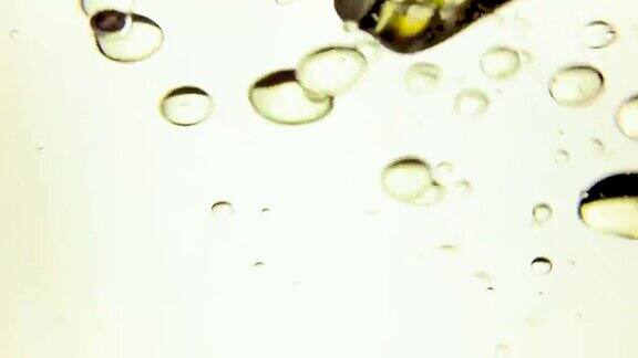 金黄色的气泡油滴抽象的背景