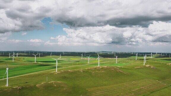 HyperLapse和大草原上风力涡轮机农场的鸟瞰图