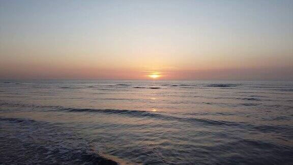 日落时分无人机在美丽的海滩上空拍摄
