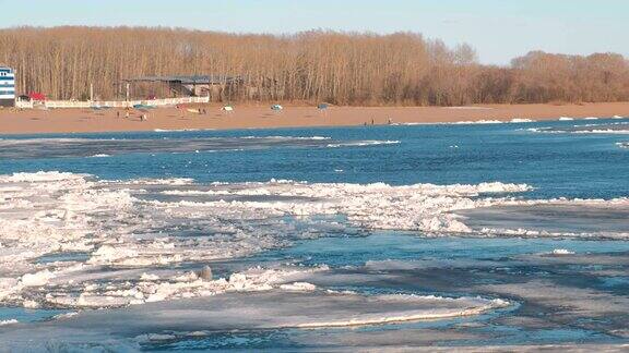 春天河上浮冰的美丽景色