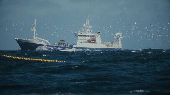 渔船在波涛汹涌的北海航行