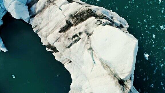 Jokulsarlon冰川泻湖的自然冰山模式和形成的鸟瞰图