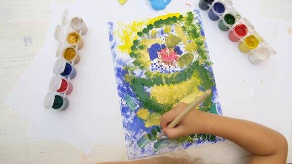 小女孩用花来画彩色抽象画早期的发展孩子们的创造力快乐童年