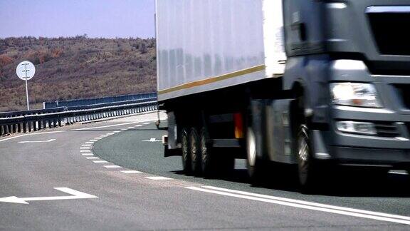 公路上的卡车工业运输交付和运输概念