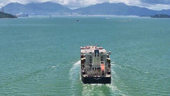 满载集装箱的货船正驶离港口