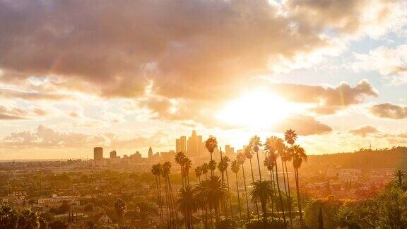 洛杉矶黄金时间与云彩和棕榈树日时光流逝