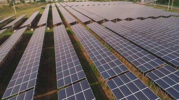 鸟瞰图太阳能电池板农场与阳光