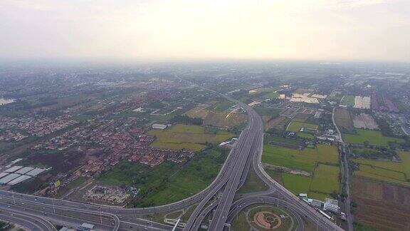 鸟瞰图的住宅区和高速公路在曼谷黄昏泰国