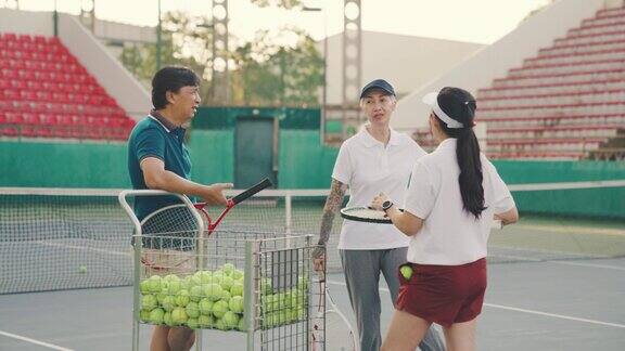 在网球场上进行网球比赛前谈话