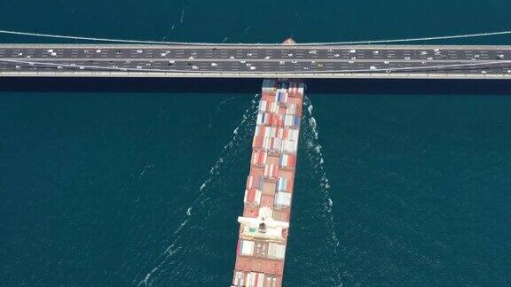 一艘集装箱船在土耳其伊斯坦布尔马尔马拉海航行的鸟瞰图
