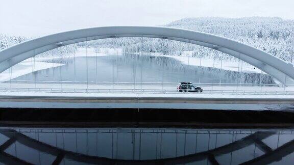 无人机在拉普兰的一座桥上跟踪一辆汽车