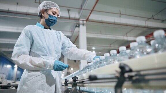 亚洲华人水厂生产线女工携带个人防护用品日常检查水瓶工作