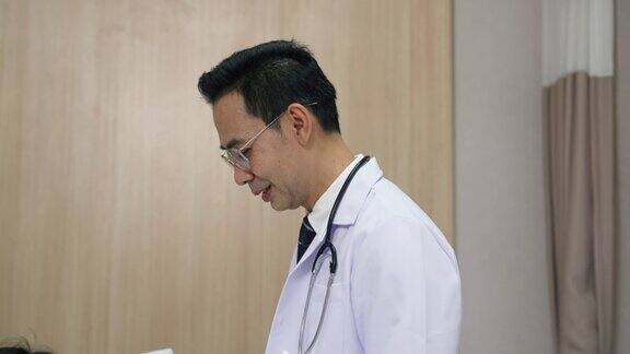 一名亚洲男子接受医生的检查