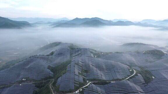 云海和山顶太阳能发电厂的高角度视图