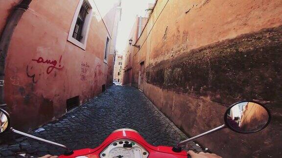 意大利骑摩托车:在狭窄的小巷里骑摩托车