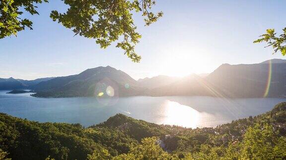 科莫湖和山脉的全景背景