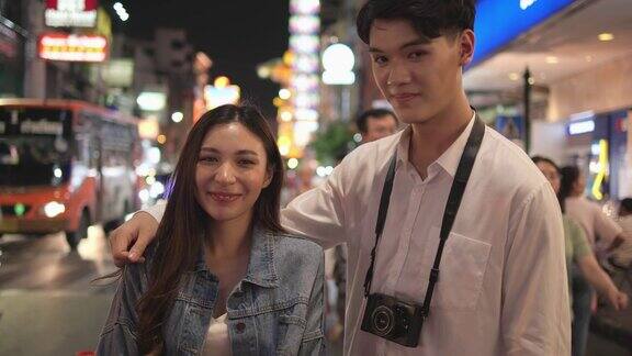亚洲华人男女在泰国曼谷的街道上旅游青少年参观现代城市