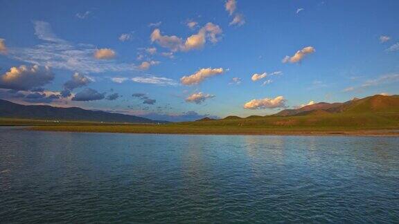 美丽的新疆草原自然风光在日落