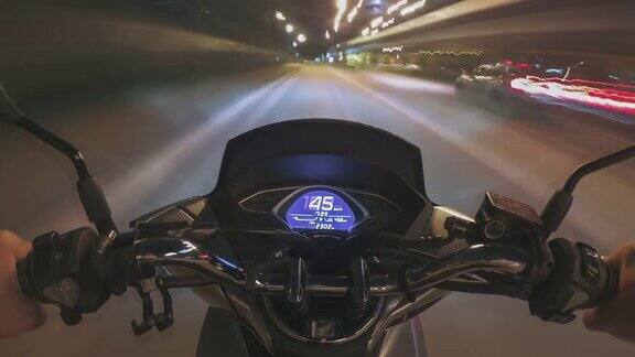 那个骑摩托车的人在夜间的公路上骑着摩托车旅行