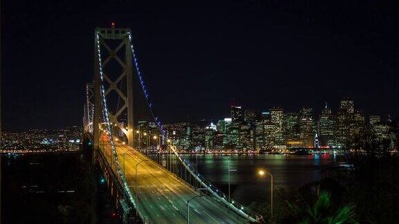 海湾大桥和旧金山市中心的夜晚时光