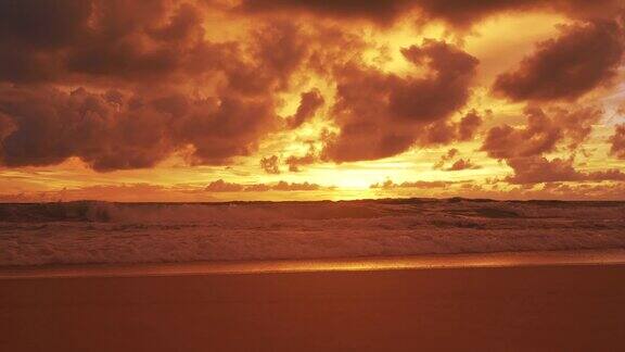 风景日落或日出在海上云太阳照耀金色的天空日落海滩