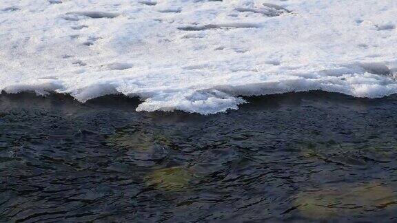 在春天的时候沿着阿尔泰河的卡顿的一块浮冰的窗状边缘移动的特写视频