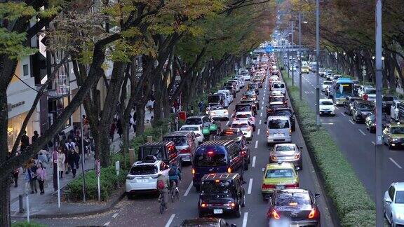 日本涩谷区表参道大街上拥挤的人群