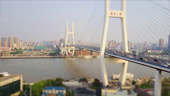 晴天上海市内著名的交通枢纽俯视图4k倾斜转移中国