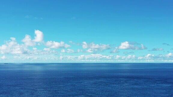 无人机在海洋表面反射阳光