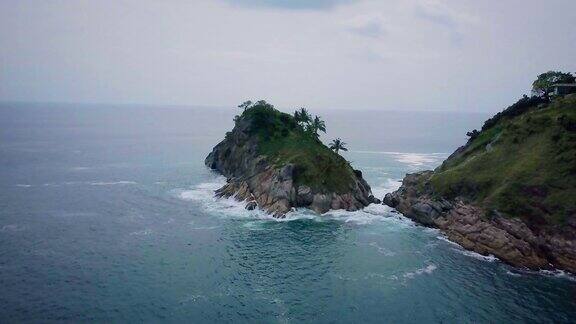 空中海浪冲入泰国普吉岛海滩的海岸线