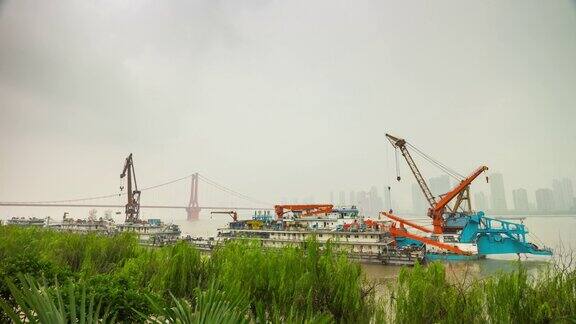 白天时间武汉长江工业起重机船湾全景4k时间流逝中国