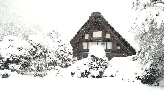 白川村的一座日本木屋下着雪
