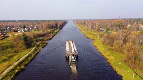 鸟瞰图:河上的驳船秋景旖旎河川运河近林