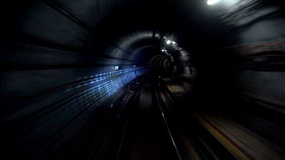 实时地铁地铁列车驾驶通过黑暗的隧道