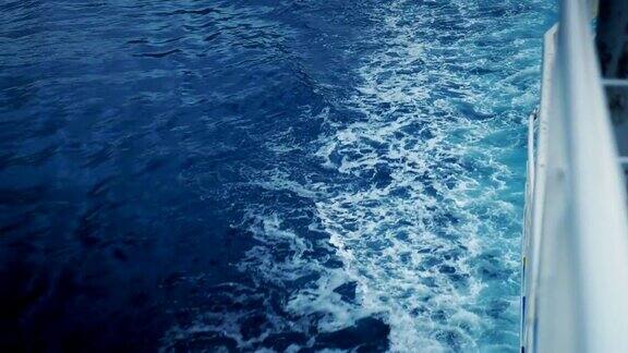 船在海面上产生泡沫