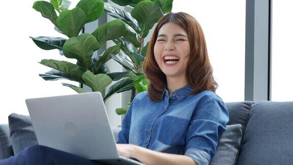 快乐的企业家亚洲商务女性使用智能手机笔记本电脑与客户谈判创业近距离的手在键盘上打字