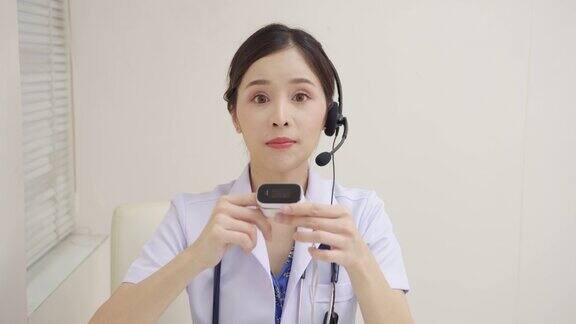 亚洲女医生在线咨询和建议与设备指尖脉搏血氧仪